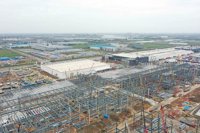 上海临港特斯拉超级工厂二期工程开始吊装钢结构顶棚